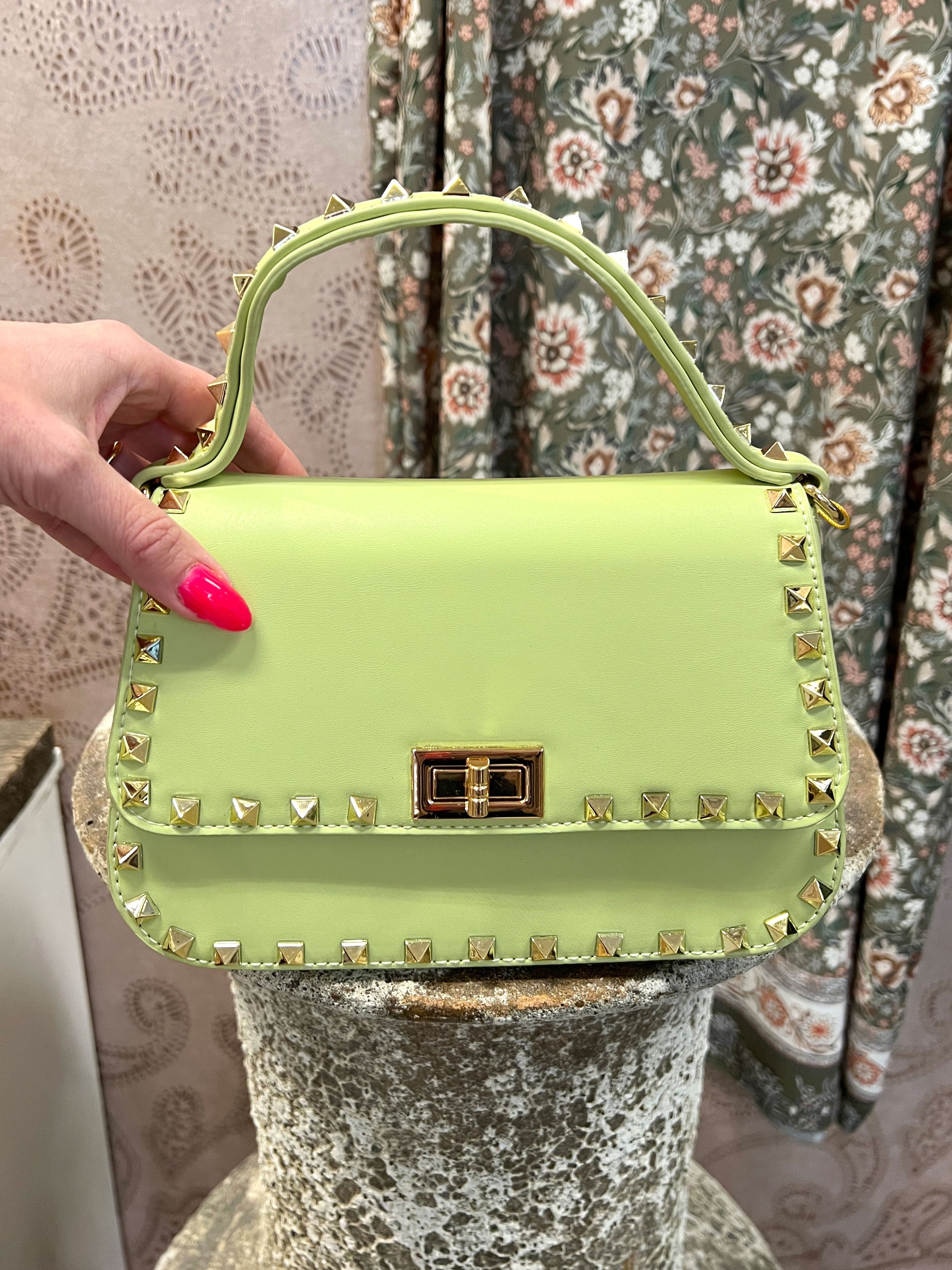 Minna - Liten beige väska med guldnitar